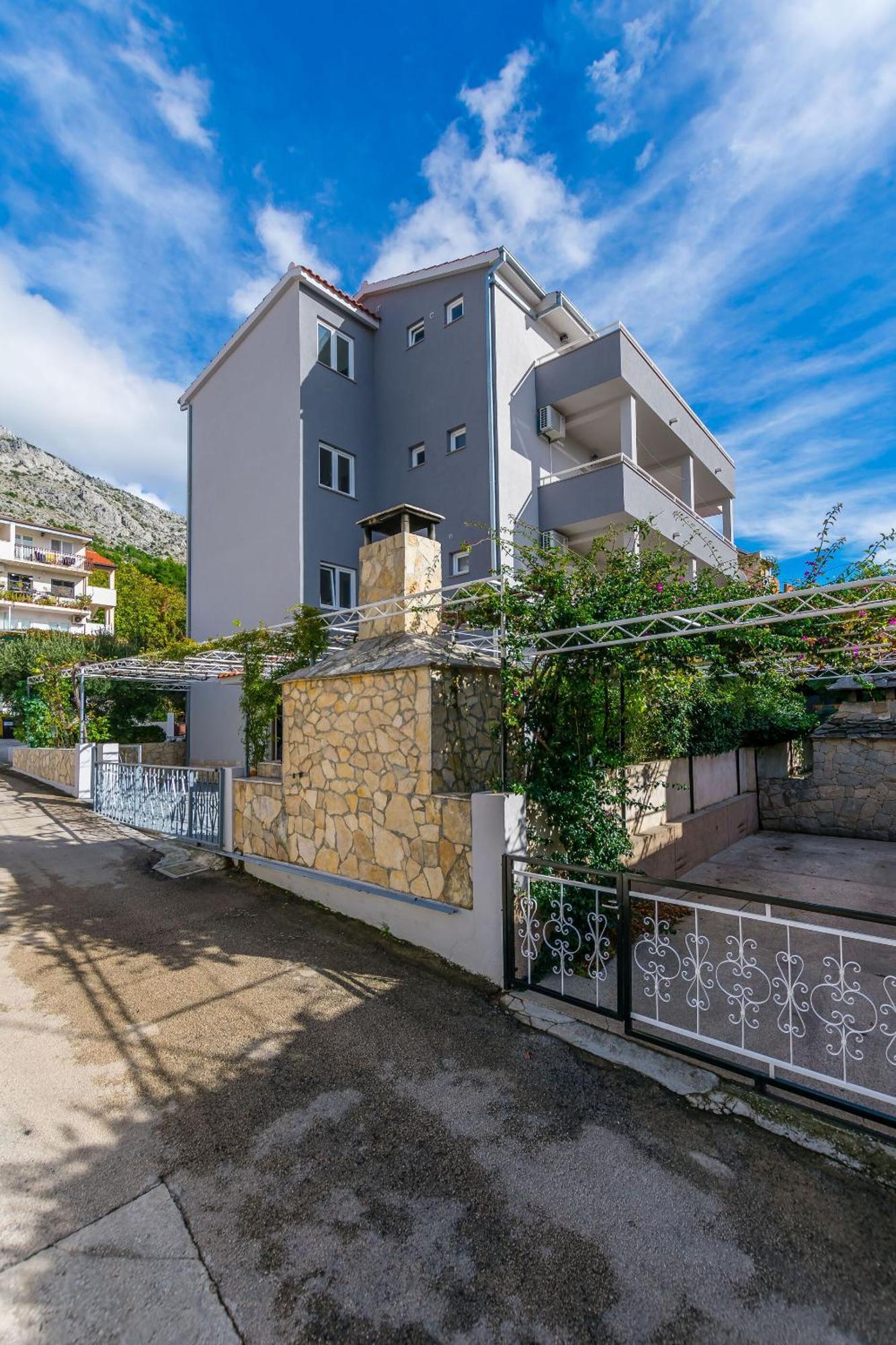Apartments Kristina Omis Exterior photo