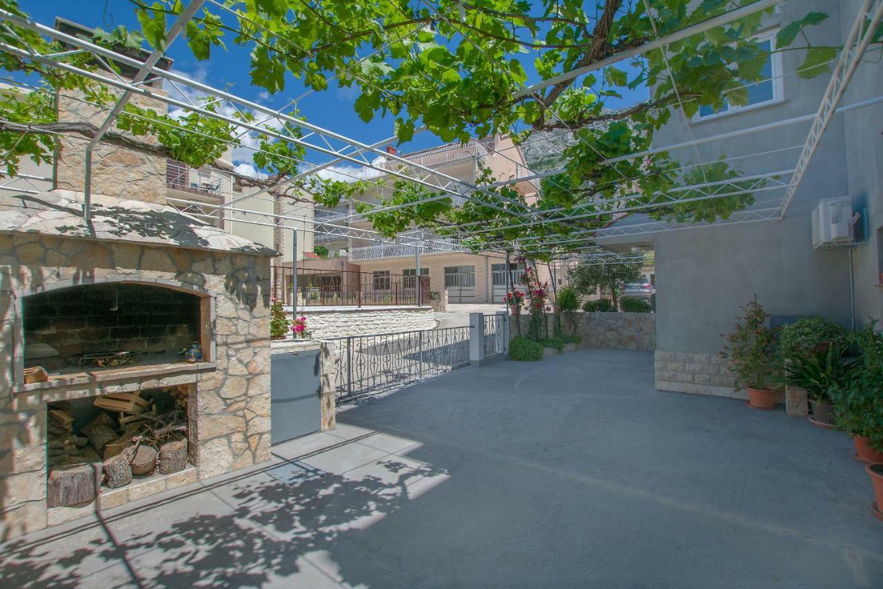 Apartments Kristina Omis Exterior photo